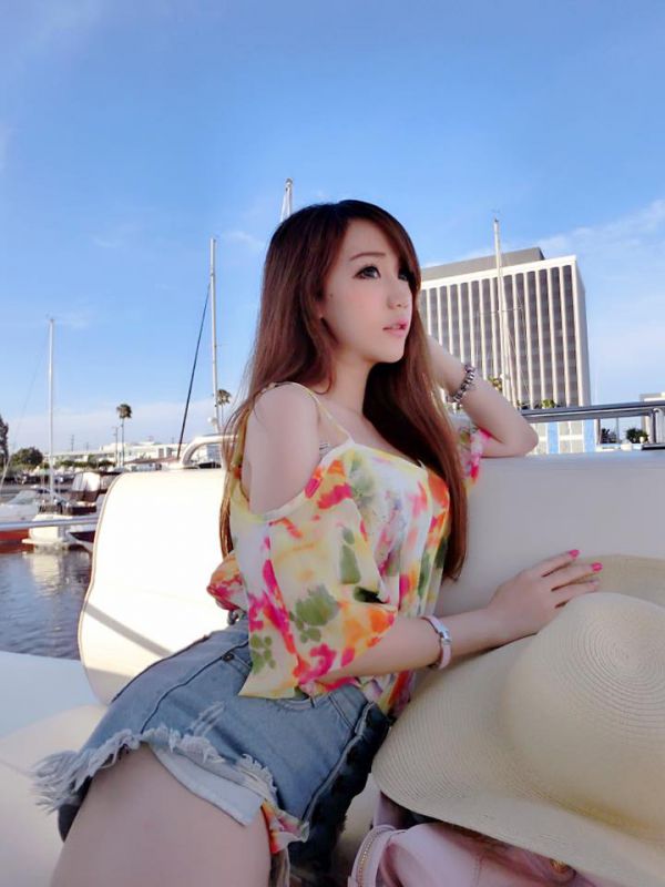 90后电玩美女黄容安性感卖萌自拍照