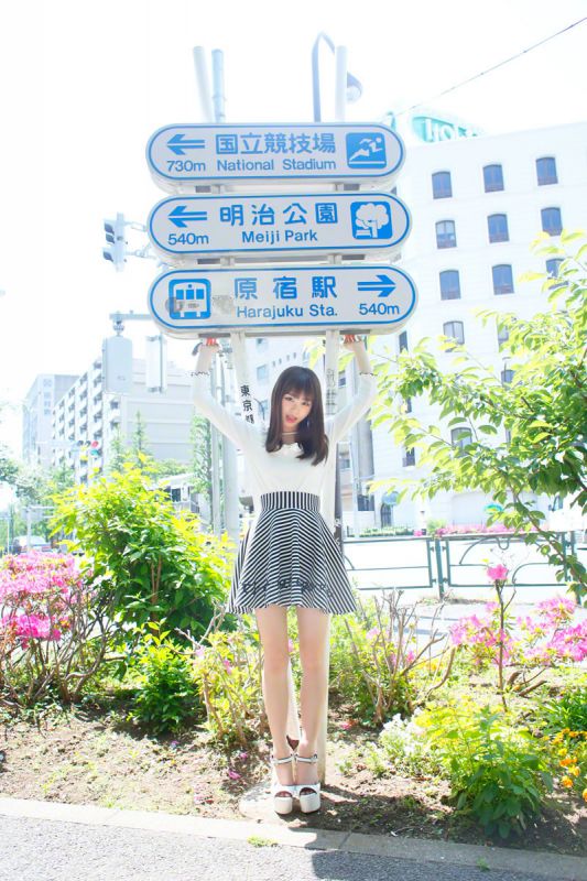 日本女优佐藤利奈超短裙街拍大片