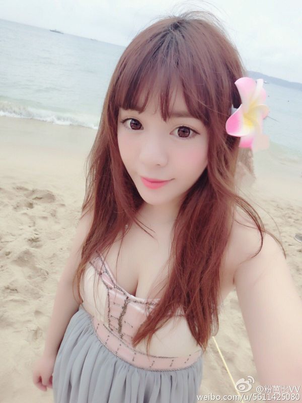 大眼萌妹子粉芭比VV微博自拍写真