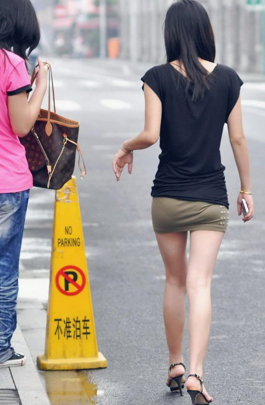 超短裙美女街拍上演美臀诱惑