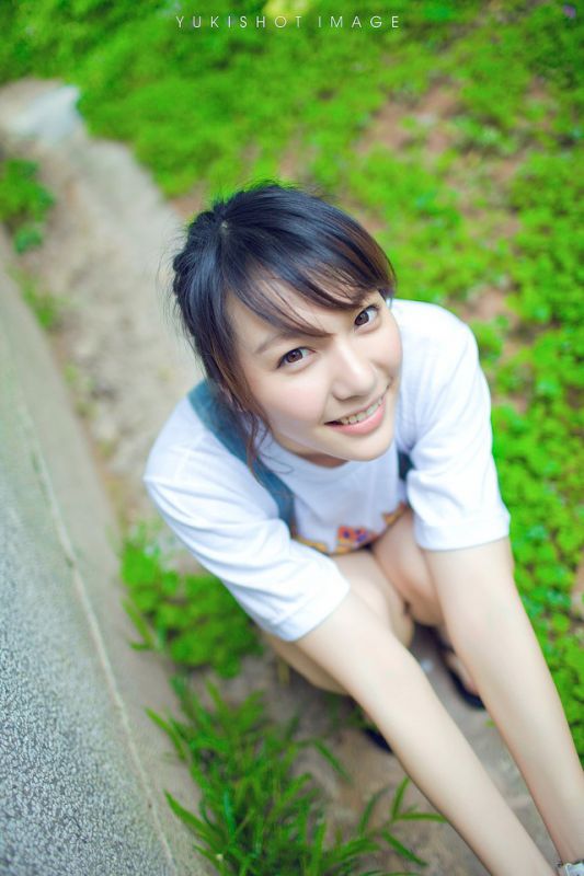 清纯萌妹子夏日牛仔背带裤写真图片