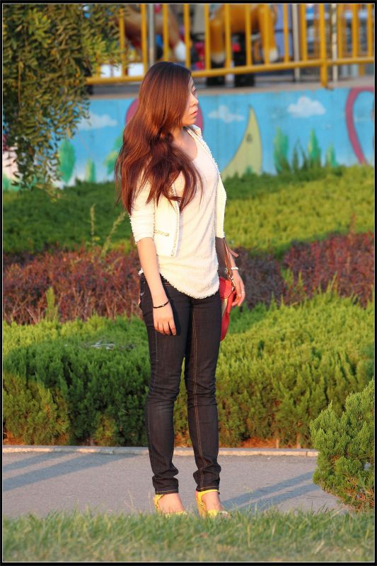 街拍长发飘飘美女秀高挑身材美照