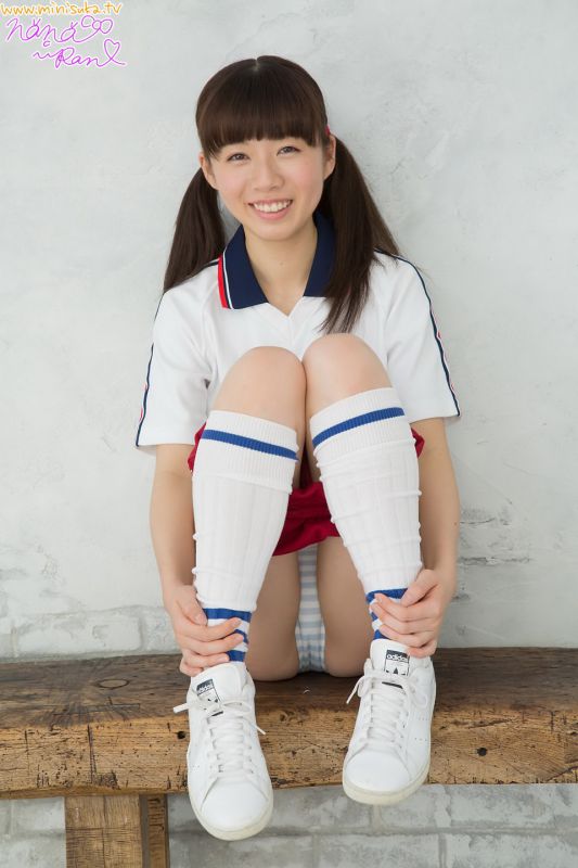 日本萝莉七绪兰私房变身可爱学生妹