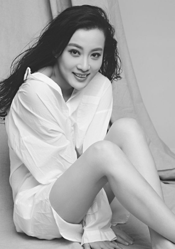 衬衫美女徐梵溪最新写真秀曼妙好身材