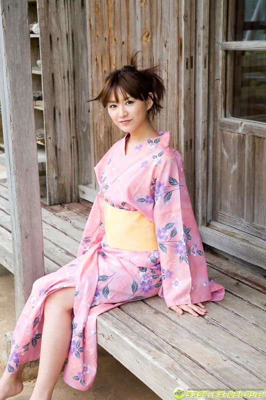 日本少女镰田奈津美户外性感写真照
