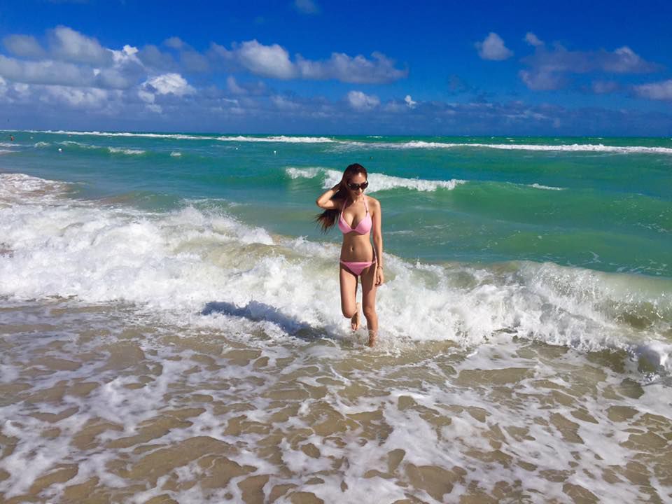 中国比基尼美女海边波涛汹涌图片