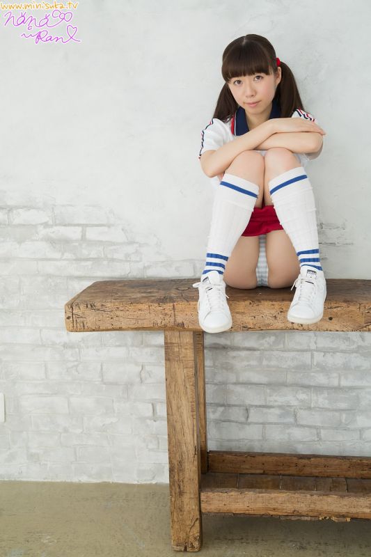 日本萝莉七绪兰私房变身可爱学生妹
