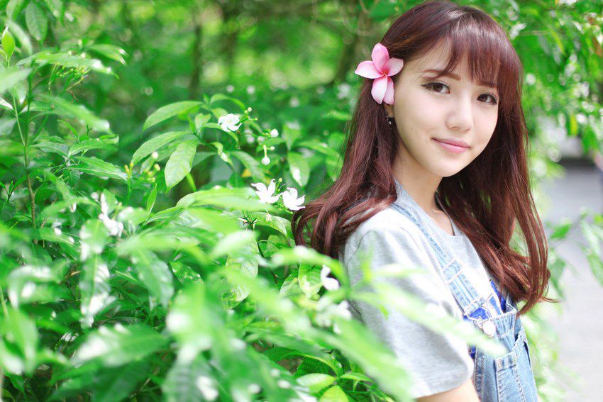 牛仔背带裤女孩户外清纯唯美图片