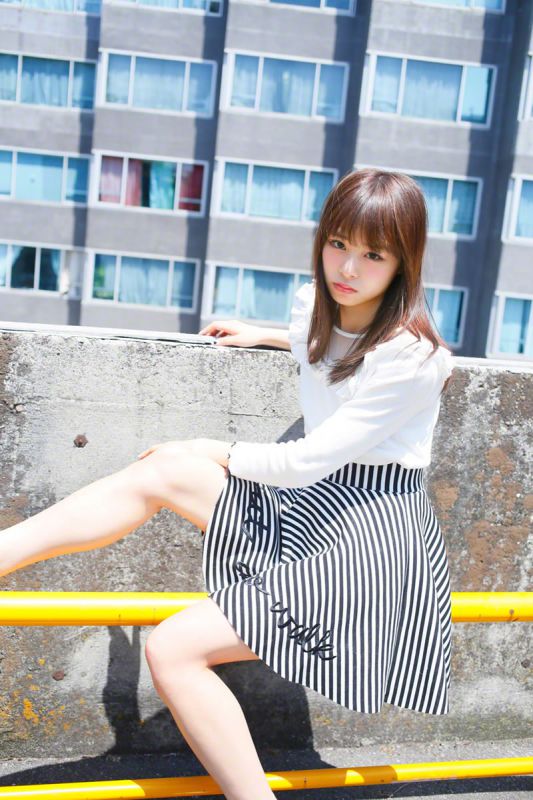 日本女优佐藤利奈超短裙街拍大片