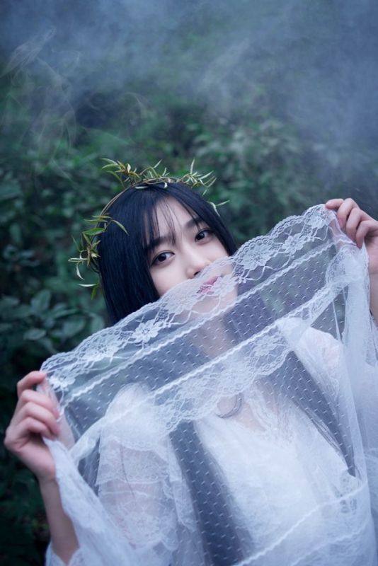 清纯蕾丝美女森系唯美外拍照