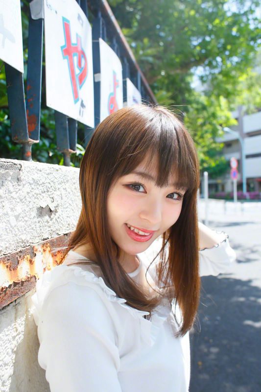 日本女优佐藤利奈超短裙街拍大片