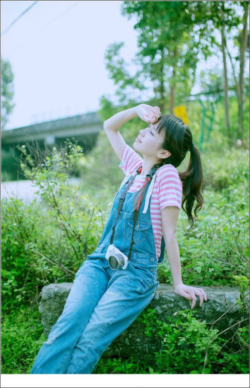 牛仔背带裤萌妹子清纯唯美外拍照