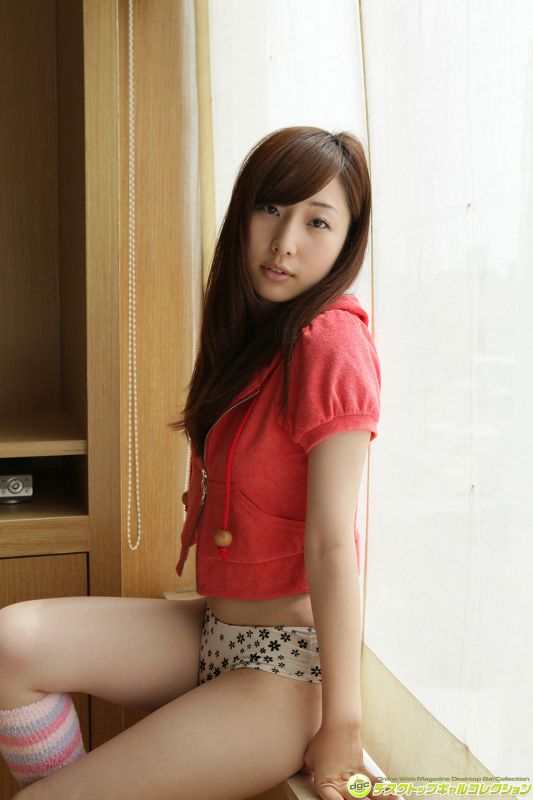 日本熟女森川彩香户外性感内衣秀