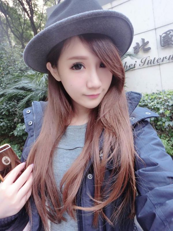 90后电玩美女黄容安性感卖萌自拍照