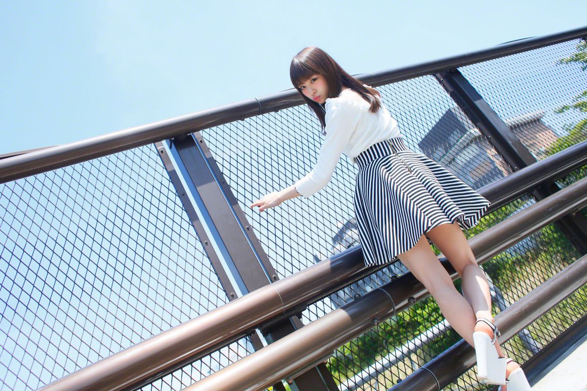 日本女优佐藤利奈超短裙街拍大片