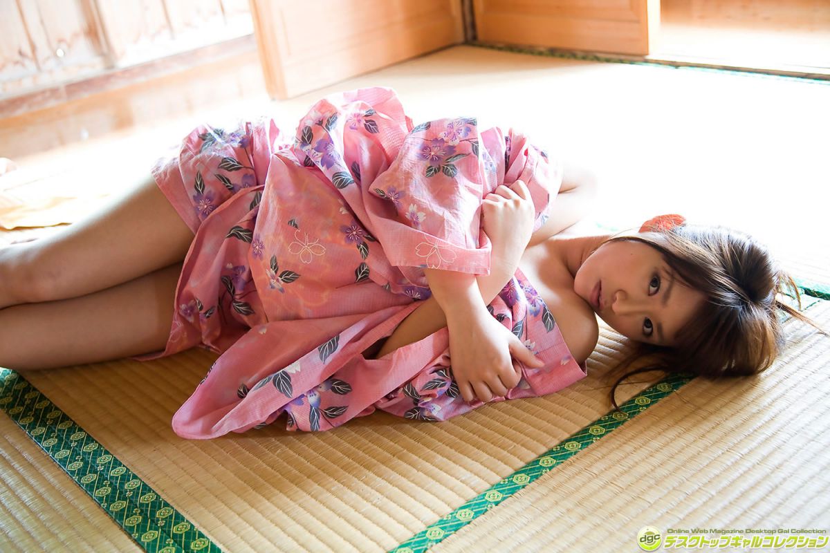 日本少女镰田奈津美户外性感写真照