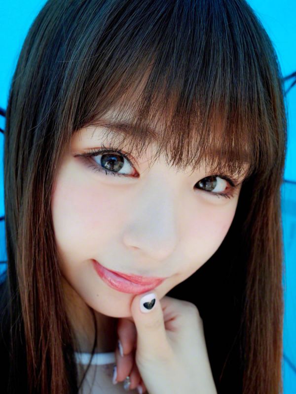 日本女优佐藤利奈超短裙街拍大片