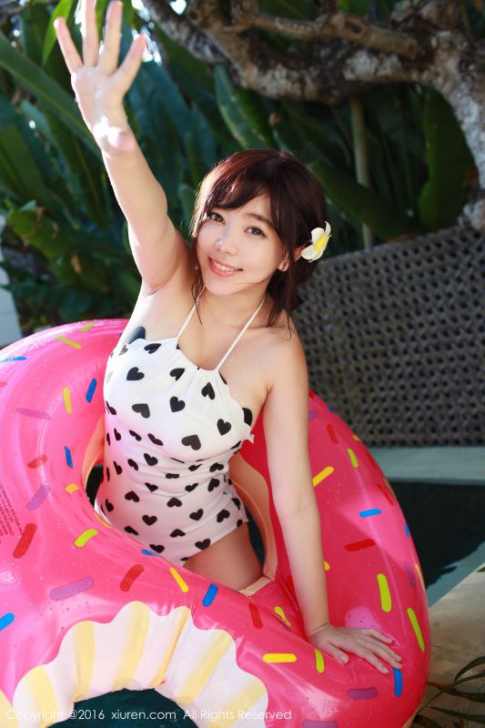 秀人网童颜巨乳美女刘飞儿私房上演脱衣秀