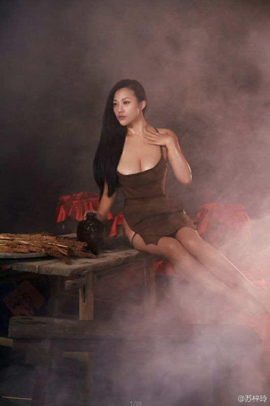 丰乳肥臀苏梓玲上演诱惑写真大片