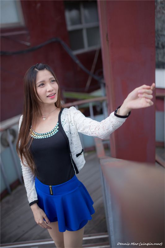 清纯校花蔡译心街头写真秀骨感身材