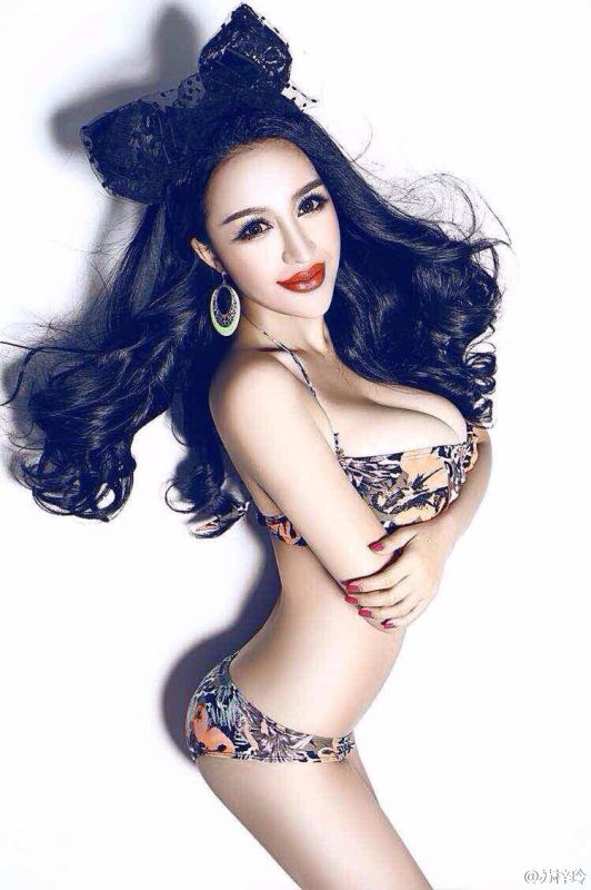 巨乳美女苏梓玲泳池比基尼诱惑图片