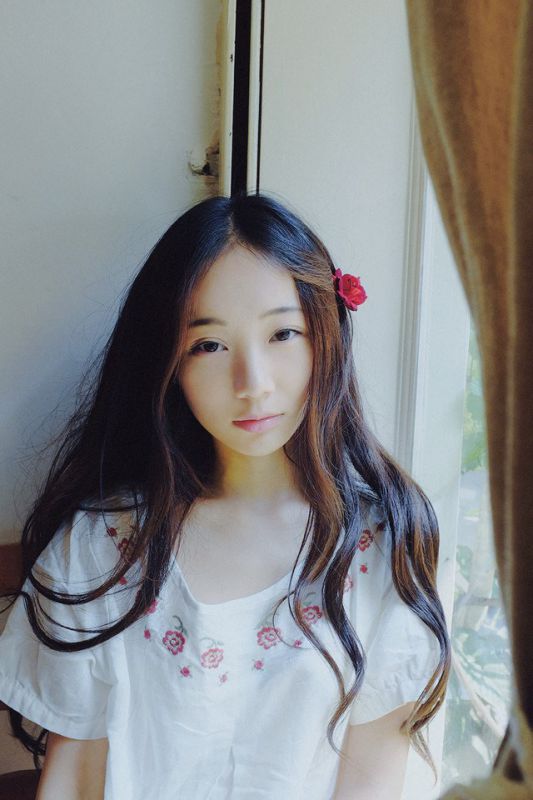 长发美女夏日街头小清新图片