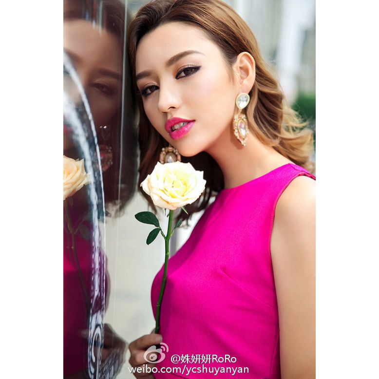 短发网红美女姝妍妍RoRo性感诱惑写真
