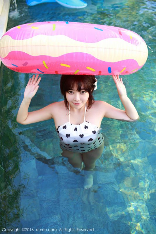 秀人网童颜巨乳美女刘飞儿私房上演脱衣秀