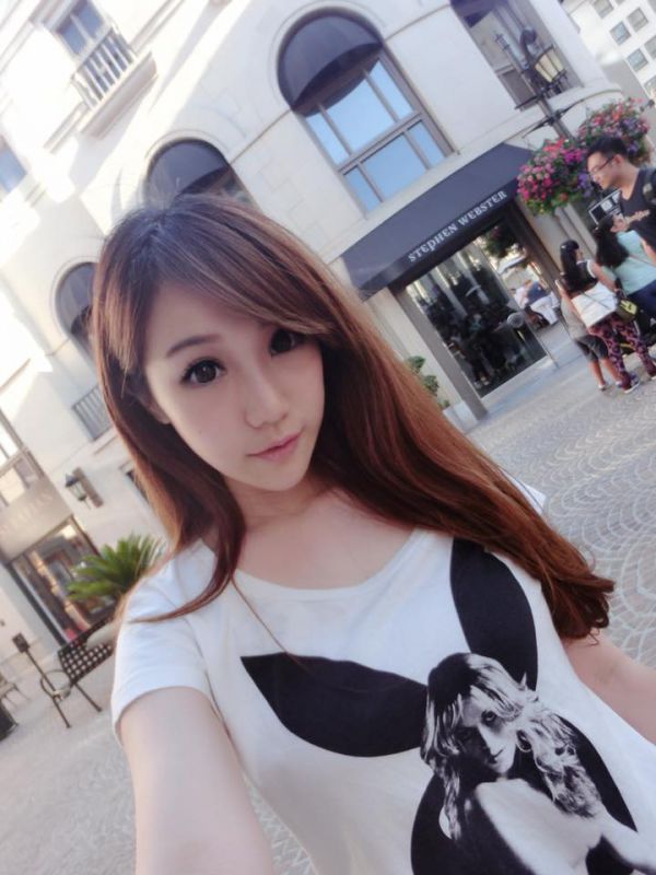 90后电玩美女黄容安性感卖萌自拍照