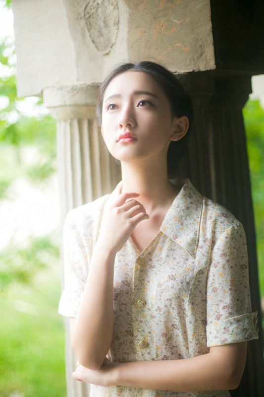 可爱少女碎花连衣裙唯美外拍照