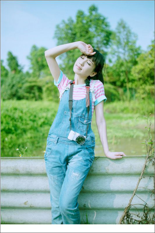 牛仔背带裤萌妹子清纯唯美外拍照