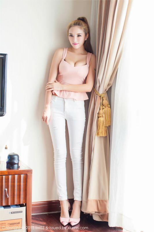爱蜜社金发美女陈思琪私房诱人大胸图