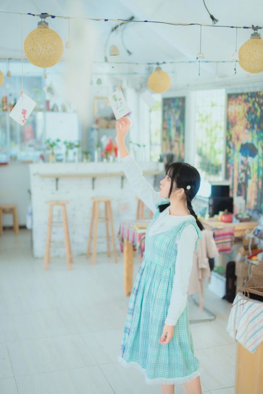 90后素颜美女室内小清新美照