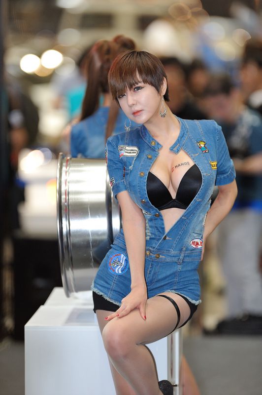 韩国车模柳智惠车展小露性感酥胸图