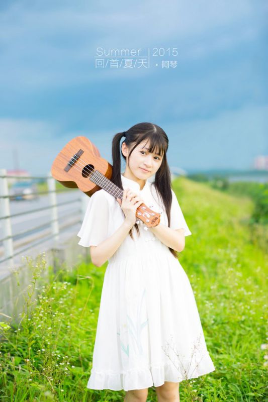 双马尾美少女迷人外景甜美写真