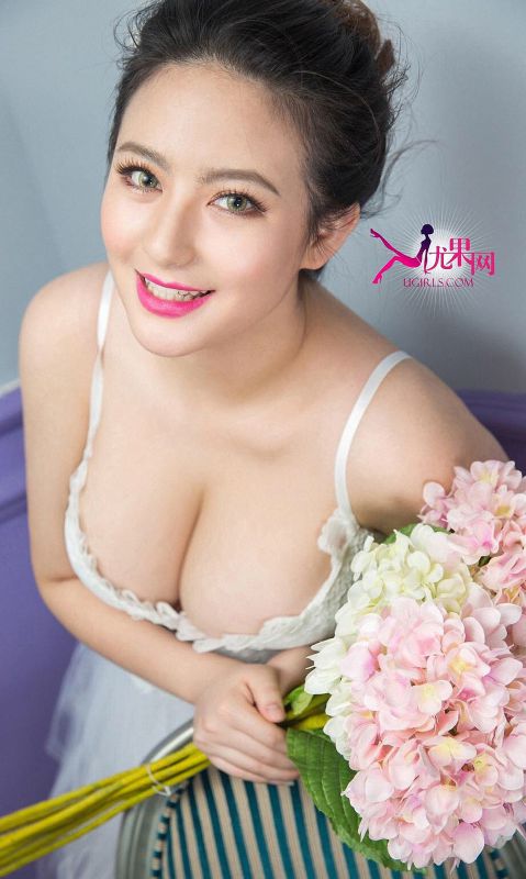 爱尤物嫩模依蔓私房上演绝色诱惑