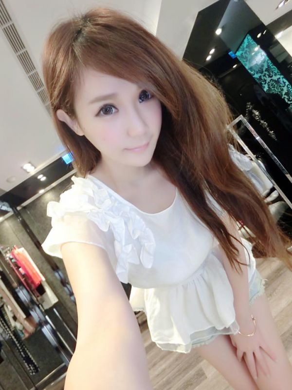 90后电玩美女黄容安性感卖萌自拍照