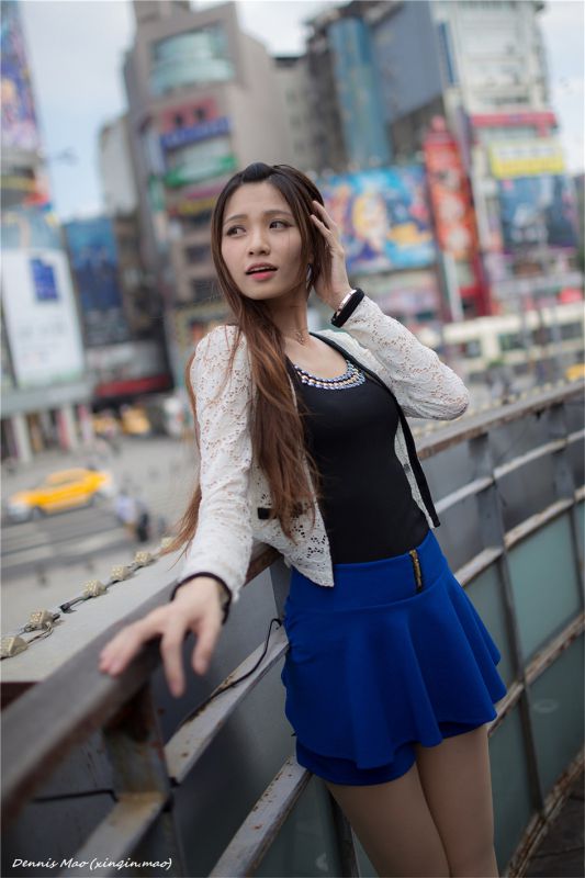 清纯校花蔡译心街头写真秀骨感身材