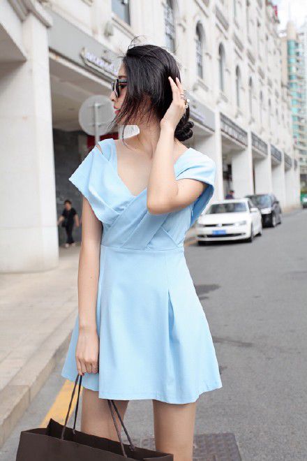 长发飘飘美女夏日时尚街拍大片