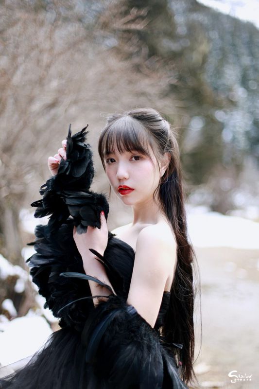 白嫩美女户外演绎高雅黑天鹅