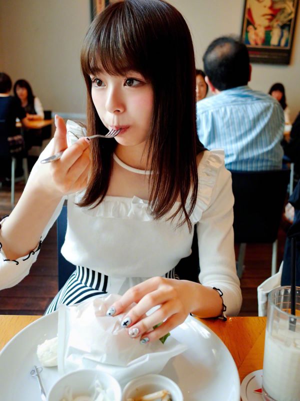 日本女优佐藤利奈超短裙街拍大片