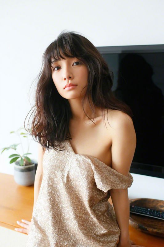 日本av女优外冈好梨花室内白色内衣秀