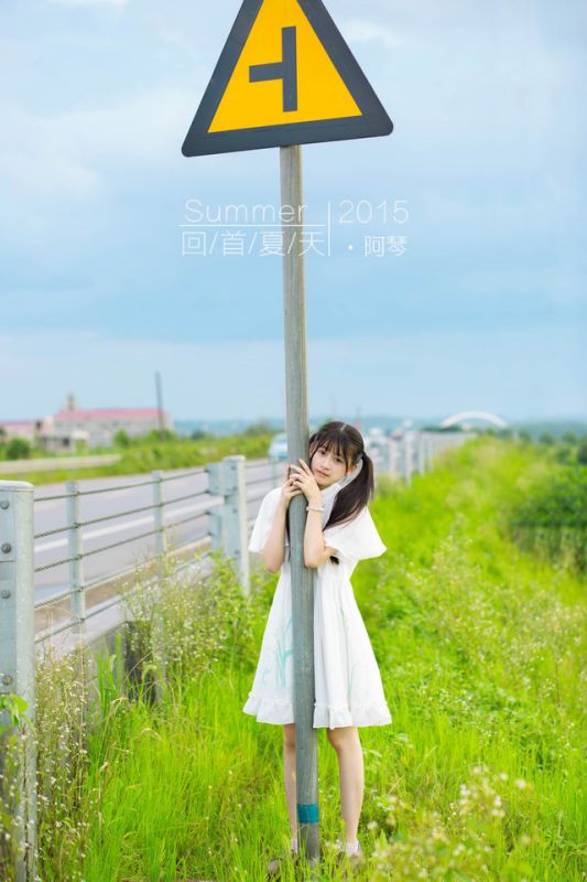 双马尾美少女迷人外景甜美写真