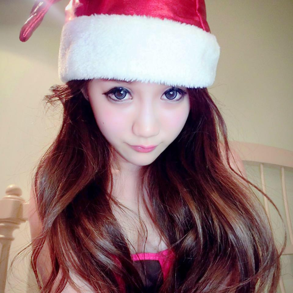 90后电玩美女黄容安性感卖萌自拍照