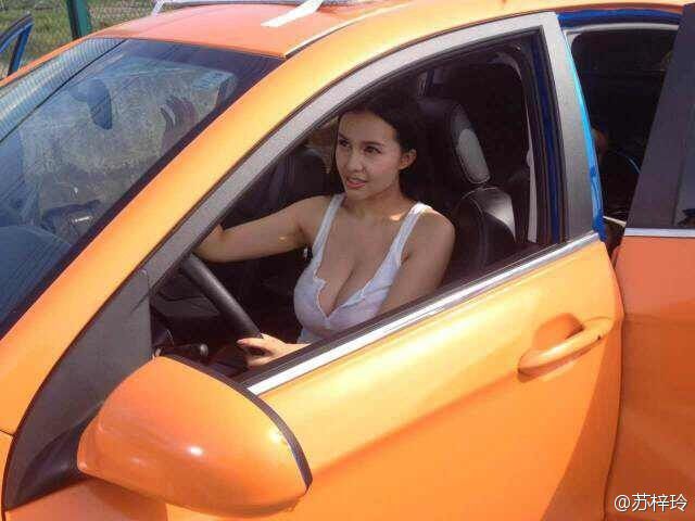巨乳美女苏梓玲泳池比基尼诱惑图片
