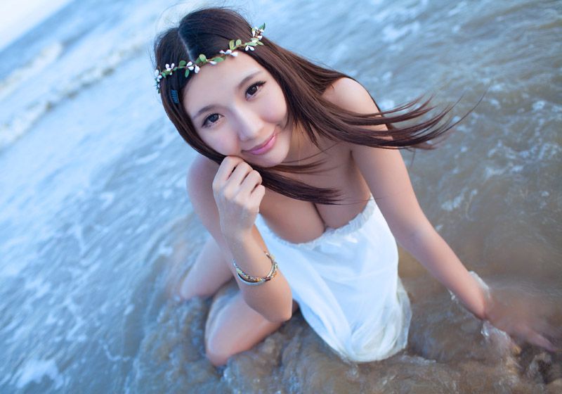 性感巨乳花环女神海边比基尼诱惑写真