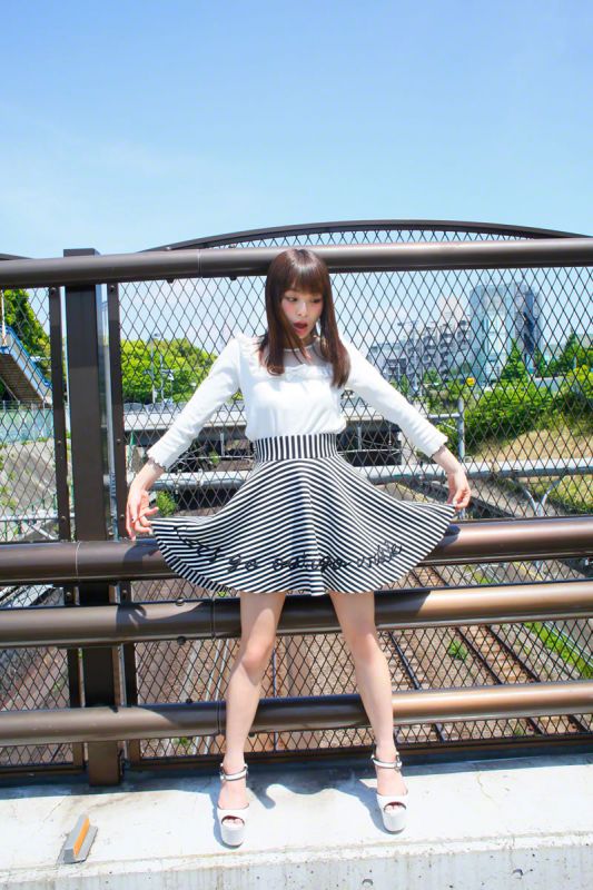 日本女优佐藤利奈超短裙街拍大片