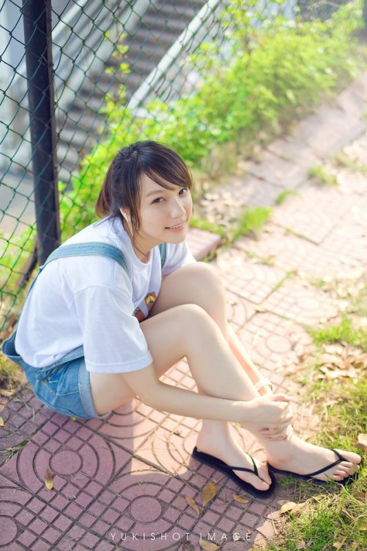 清纯萌妹子夏日牛仔背带裤写真图片