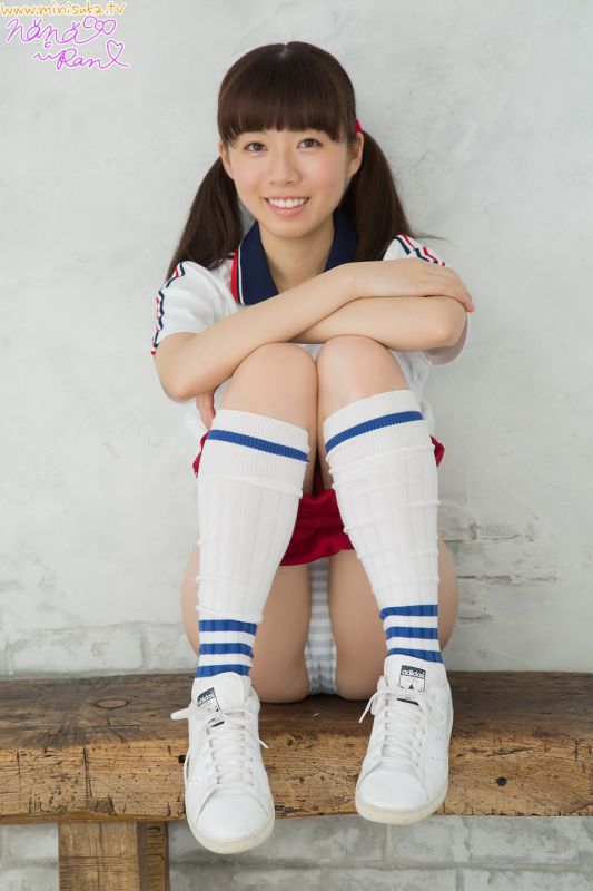 日本萝莉七绪兰私房变身可爱学生妹