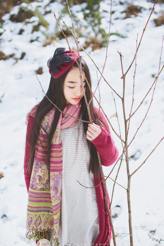 纯净氧气美女雪中红衣写真